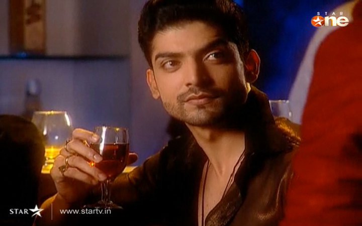 Maan picked his clothes and walked towards washroom, Geet made his bed ...